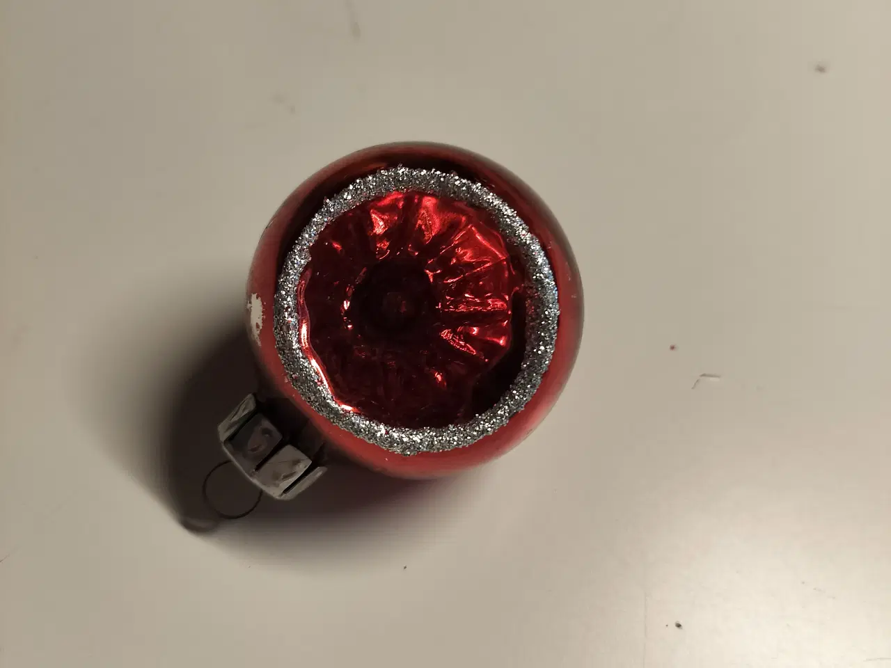 Billede 1 - Julekugle med reflektor 50 mm med lidt patina.