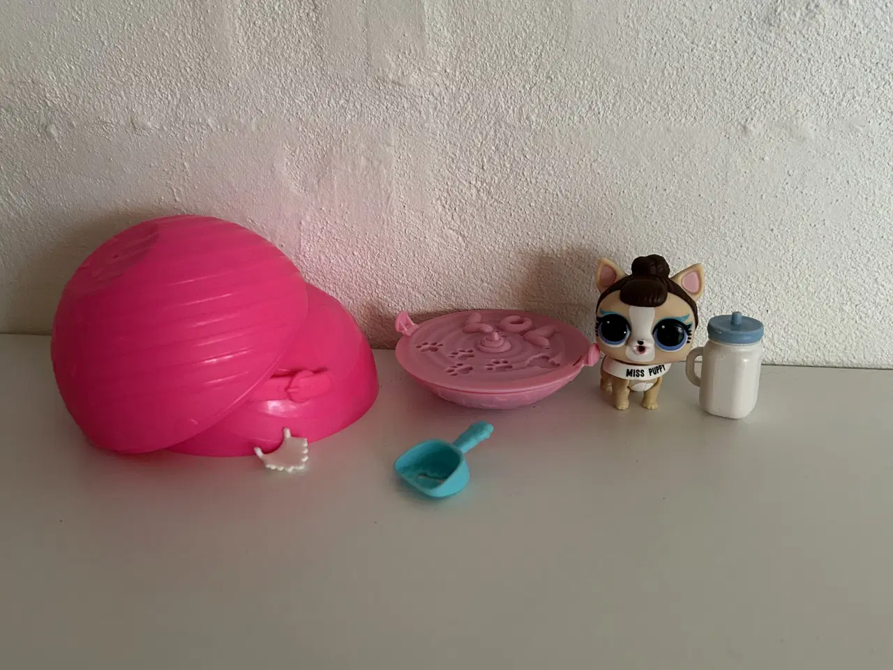 Billede 3 - L.O.L figur med tilbehør