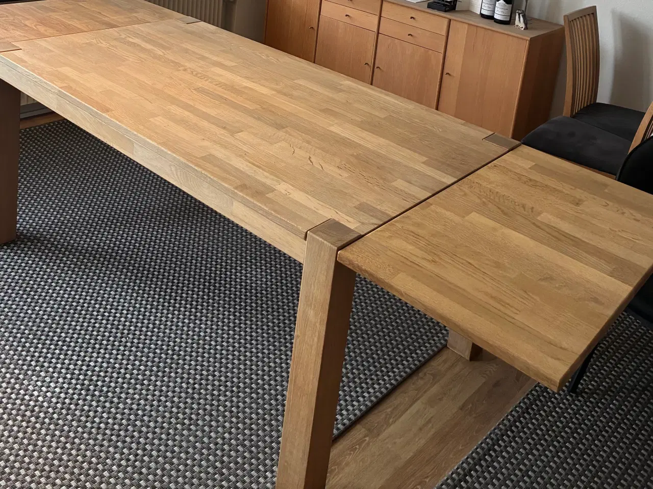 Billede 2 - Sæbebehandlet egetræs spisebord