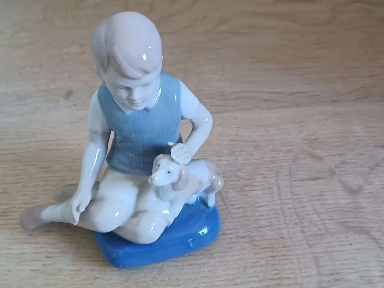 Billede 1 - Porcelænsfigur dreng med hund