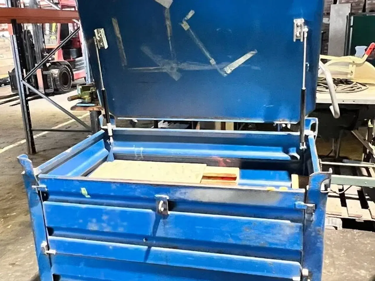 Billede 1 - Metalcontainer med indhold