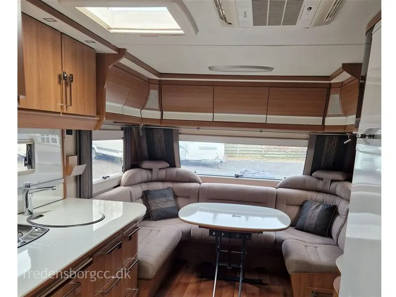 Billede 3 - 2014 - Kabe Smaragd XL KS   MEGET UDSTYR BLA. kompressor Køl/Frys – Dometic AC. - ATC.