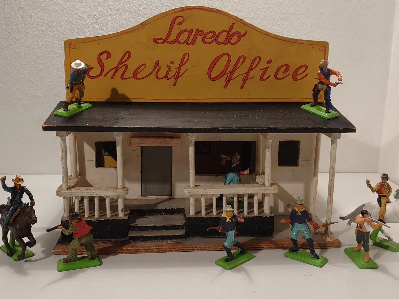 Billede 1 - Gammelt Sherifkontor m. 9 Britains+1 Timpo figur.