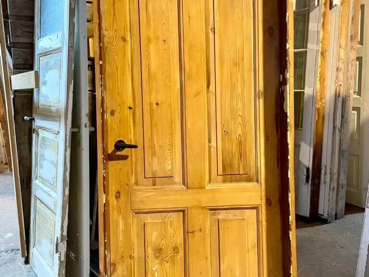 Billede 2 - Lav, umalet Dannebrogsdør m. karm