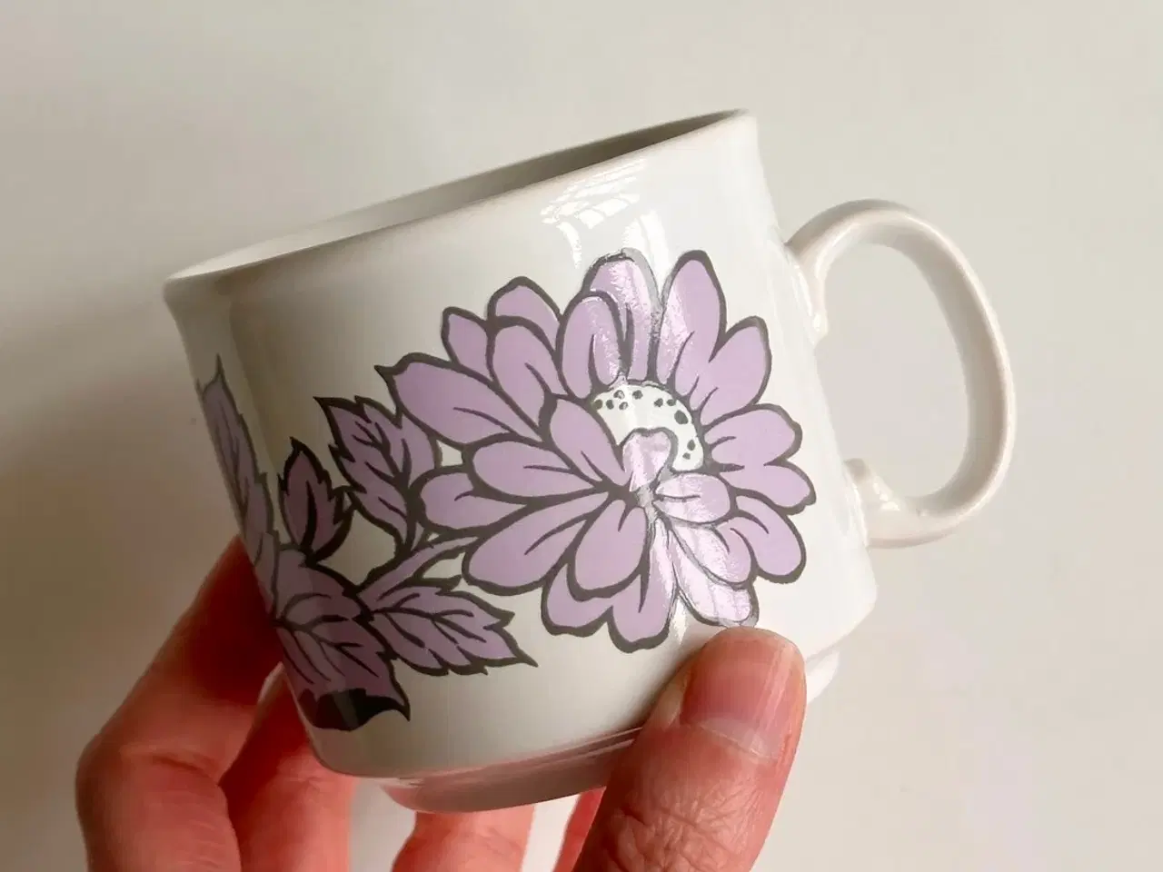 Billede 2 - Engelsk krus, lilla blomster