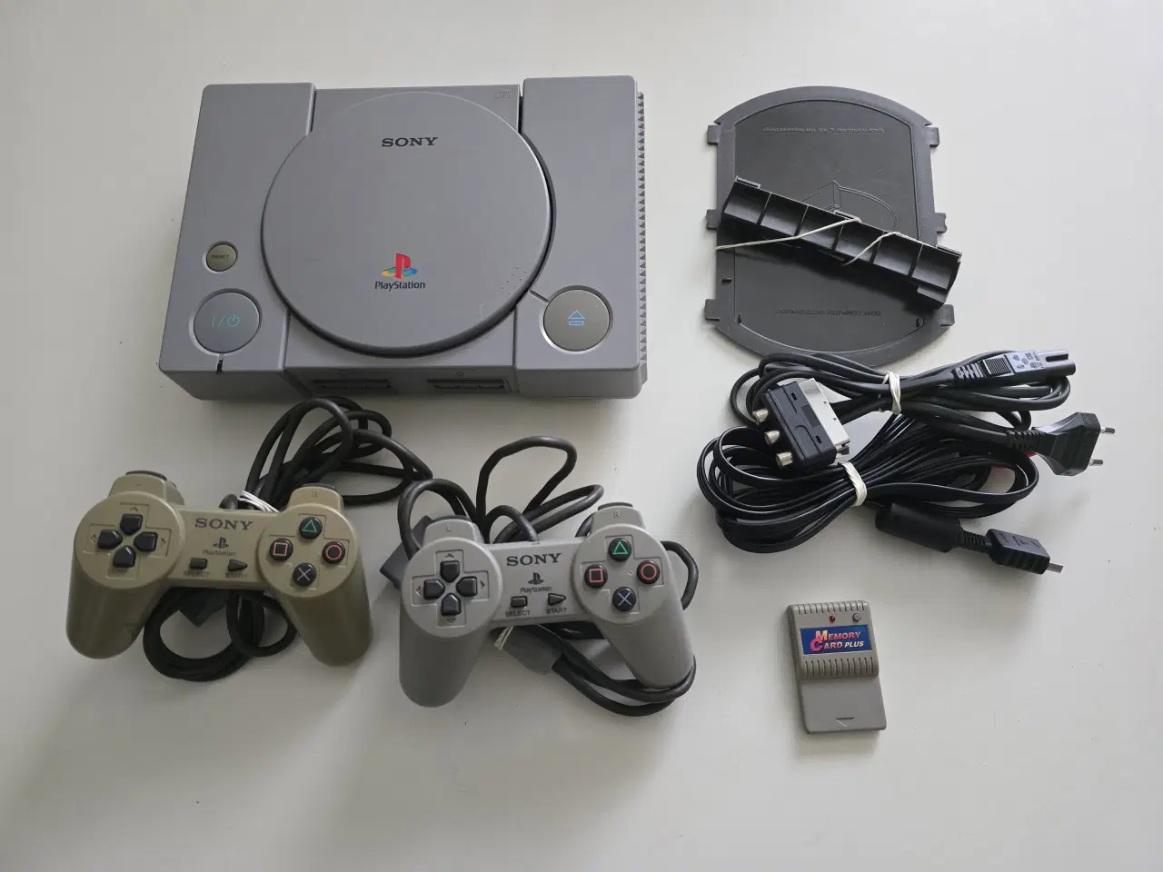 Billede 1 - Playstation 1, inkl. 13 spil