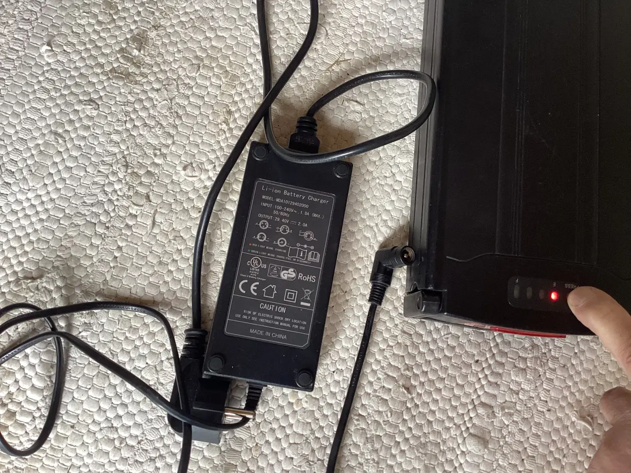 Billede 6 - 1 stk. Batteri med oplader til El cykel Defekt.