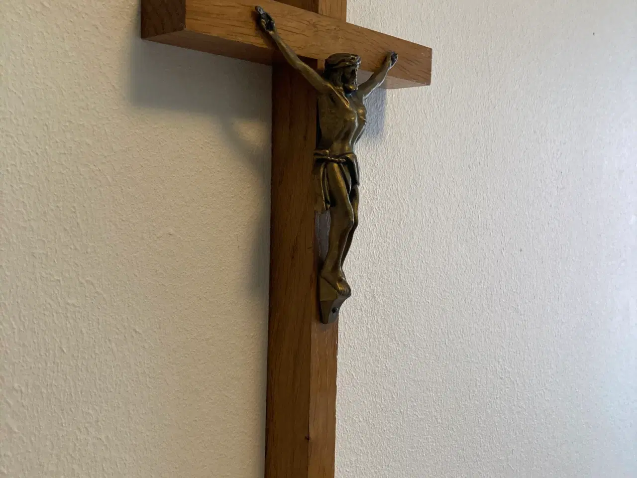 Billede 4 - Ældre krucifiks med Jesus-figur i træ og metal.