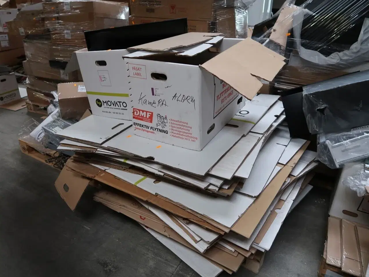 Billede 1 - Palle med div. Flyttekasser og elektronik