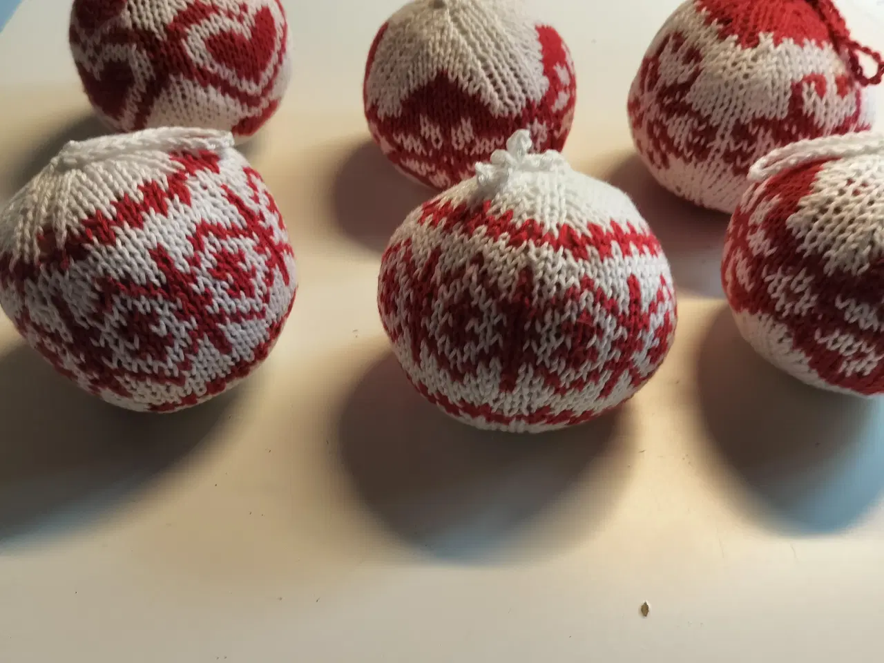 Billede 2 - 6 stk strikkede julekugler.