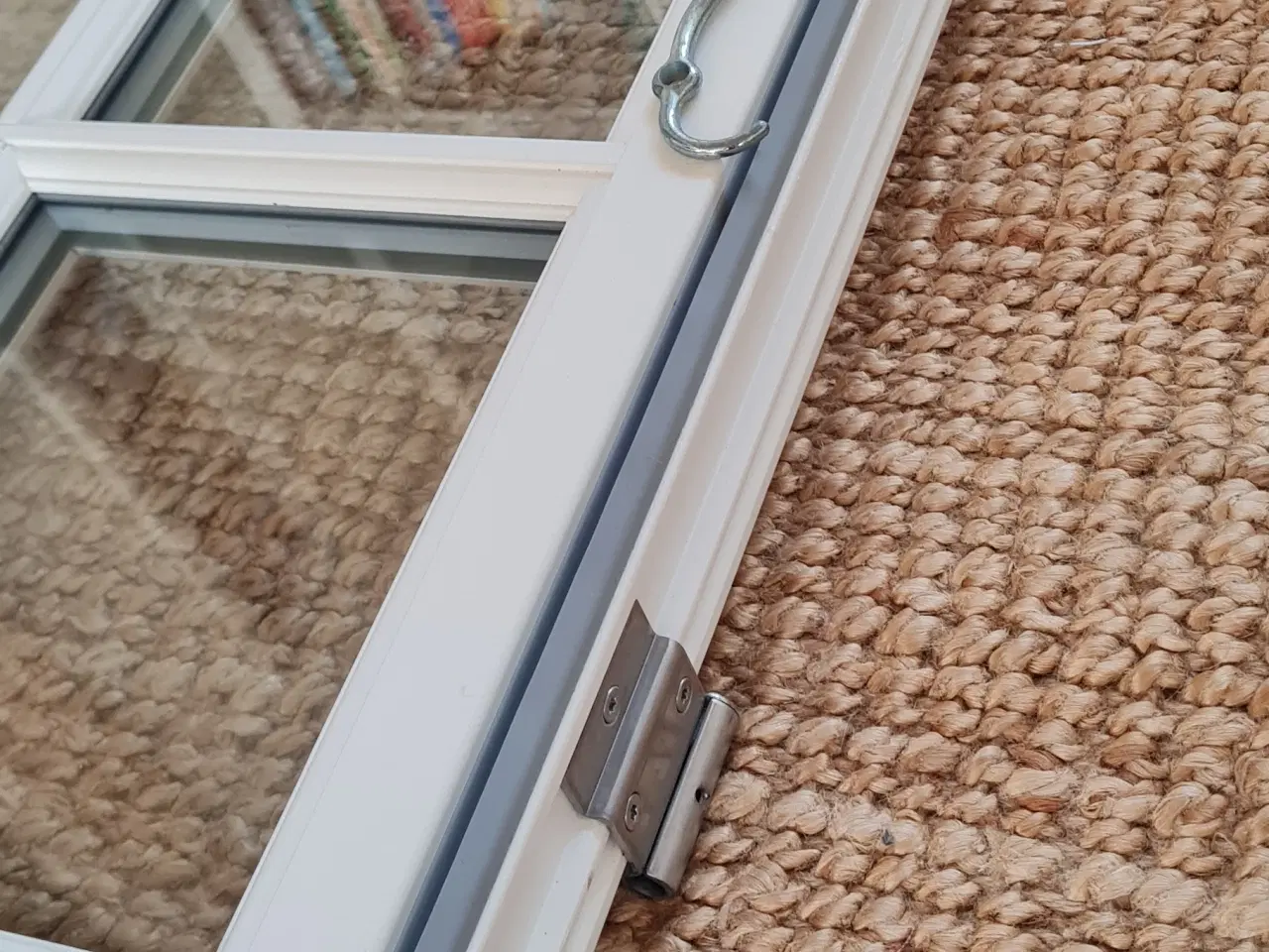 Billede 4 - TO LAGS SPROSSE VINDUER I HVIDMALET TRÆ (Outrup)