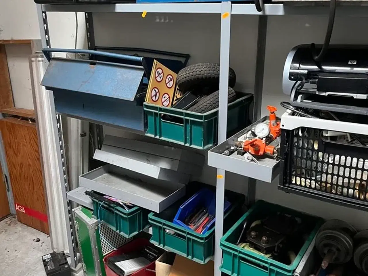 Billede 1 - Reol m. indhold: Ventiler, slanger mv.