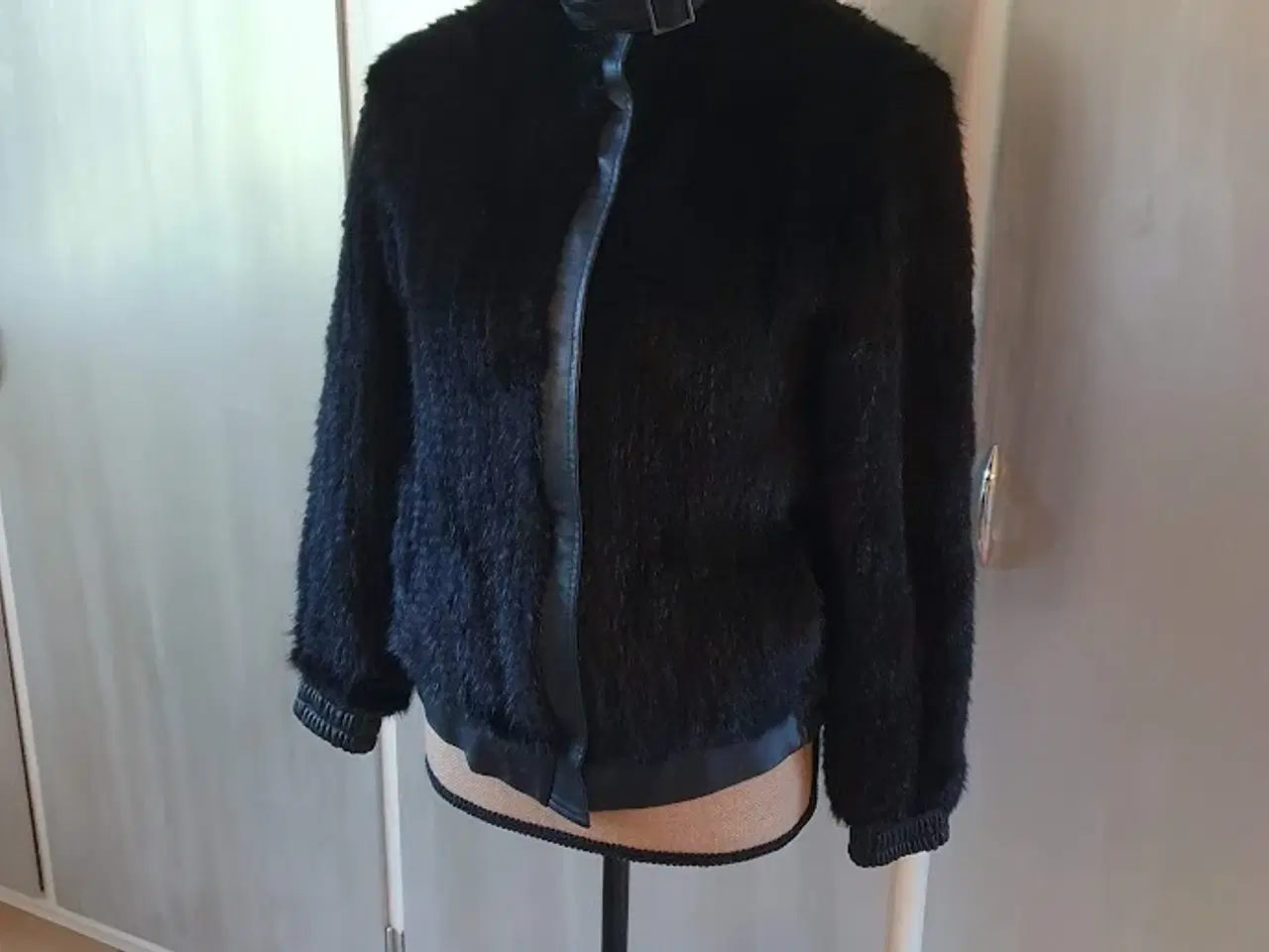 Billede 6 - Jakke i strikket mink med skindbesætning 