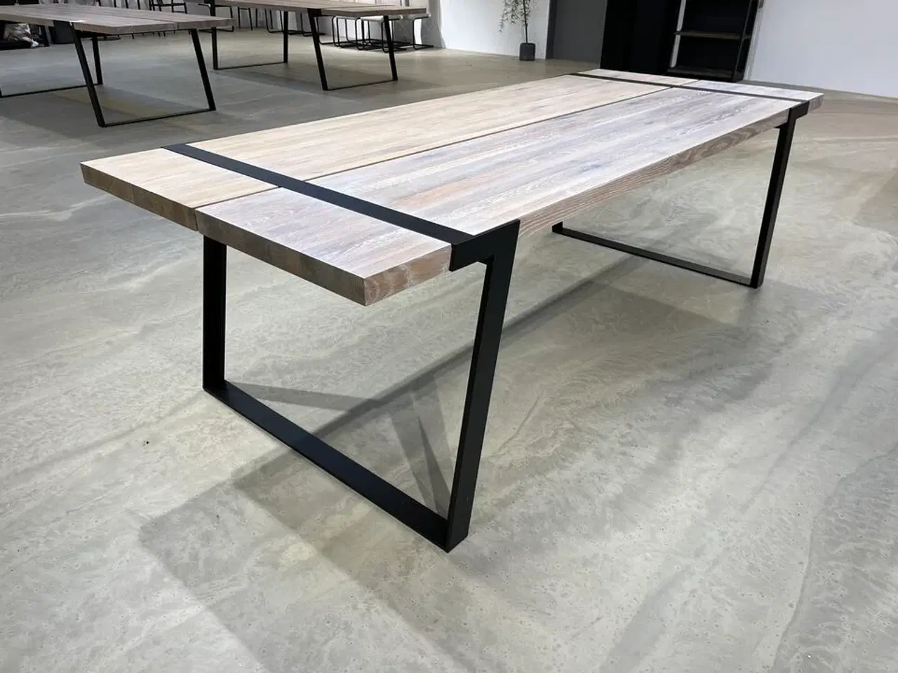 Billede 1 - Gigant spisebord. Hvidolieret massiv vildeg. 100x240 cm. Højde 74 cm.