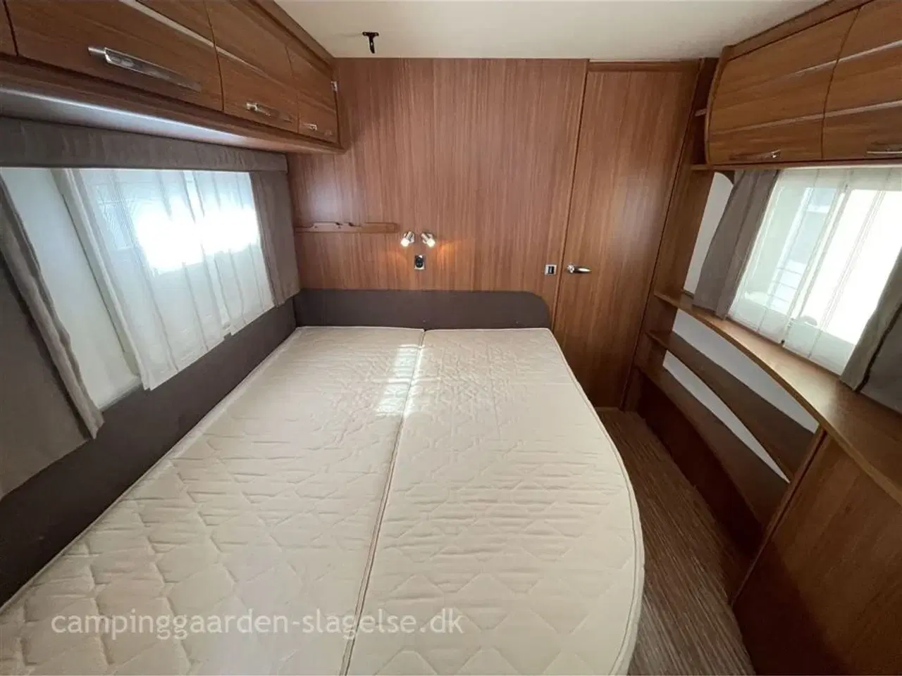 Billede 9 - 0 - Adria Alpina Supreme 743 UP   Drømmer du om camping med ægte “sommerhus på hjul”-følelse? Så er Adria Alpina Supreme 743 UP lige sagen.