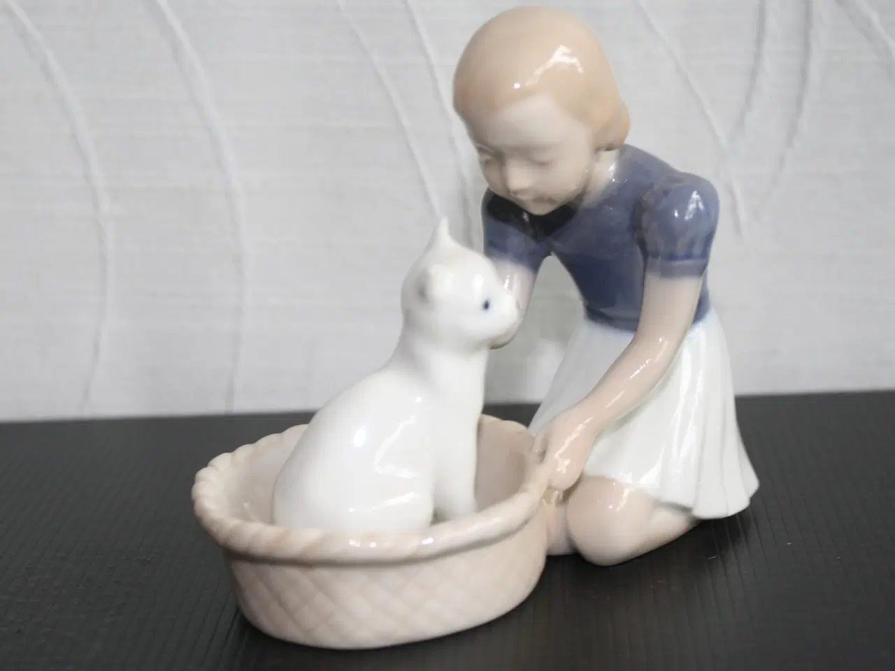 Billede 2 - Pige med kat, Figur fra Bing & Grøndahl