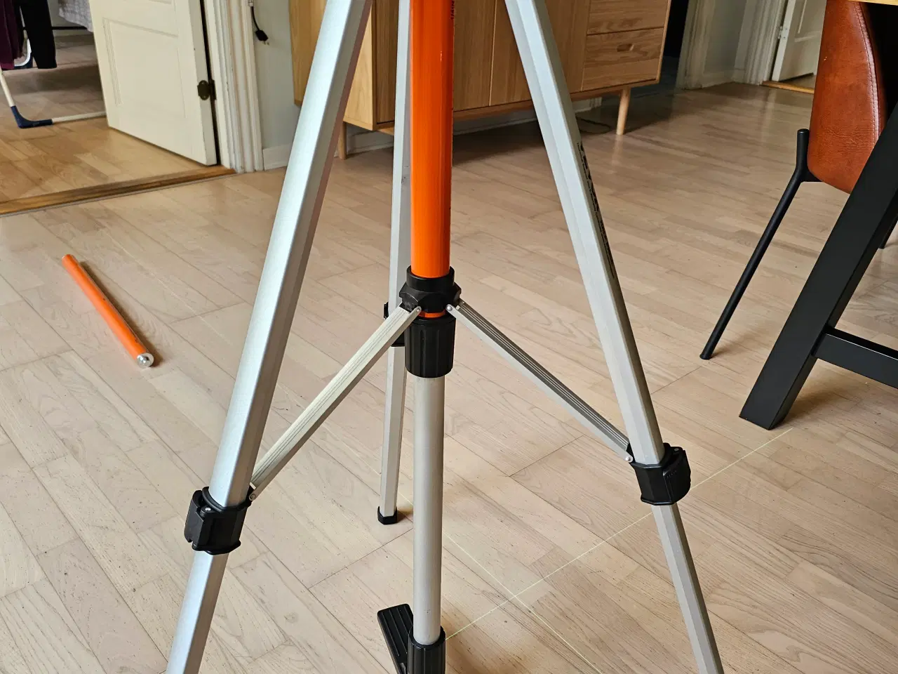 Billede 4 - VERTIKAL OG HORISONTAL STATIV TIL LASER OG KAMERA.