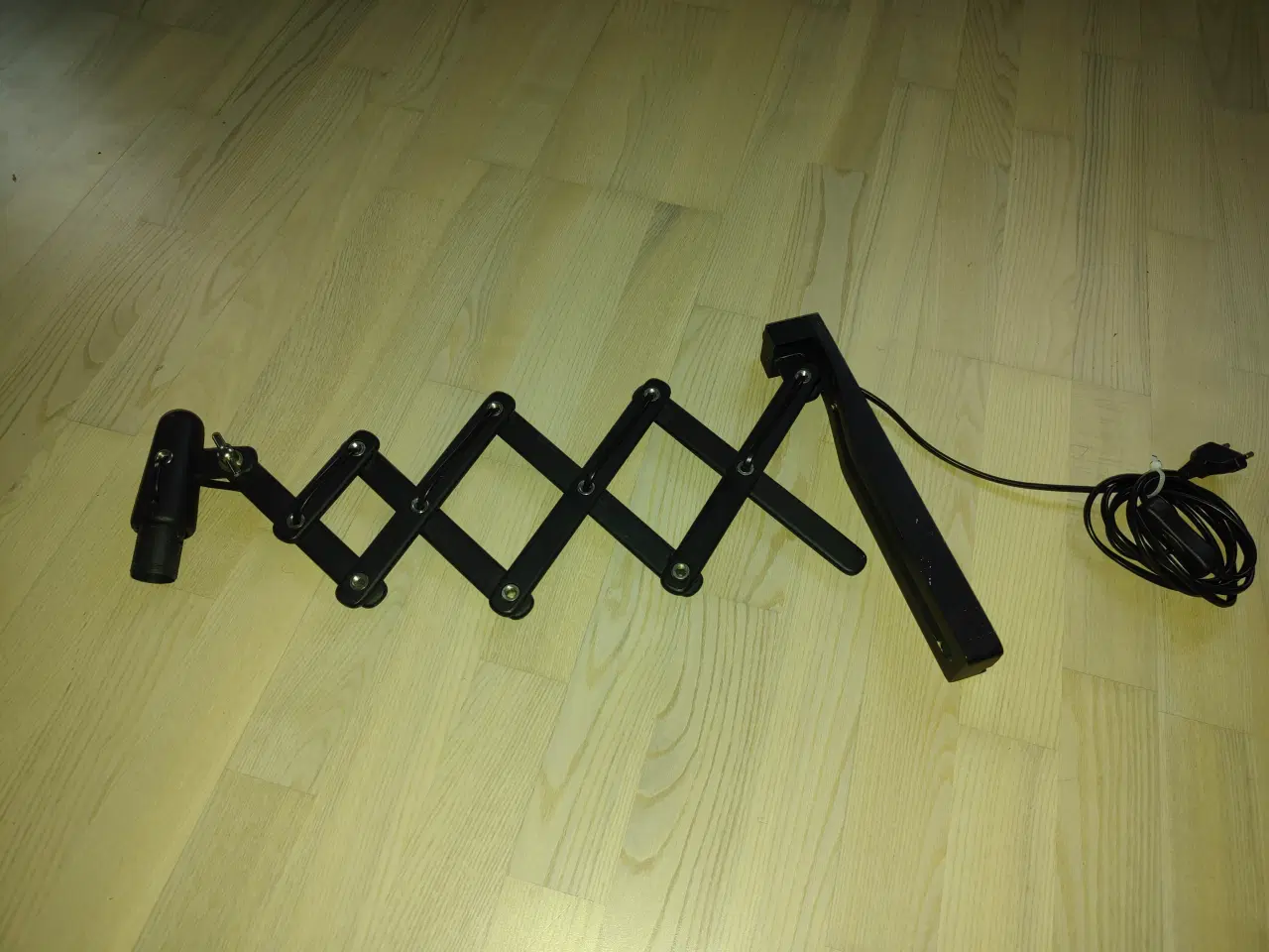 Billede 4 - Flot sortmalet sakselampe