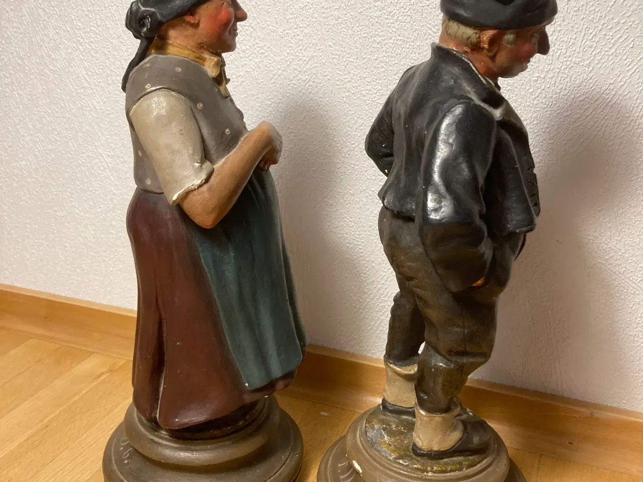 Billede 2 - 2 Figurer i gips - 29 cm høje