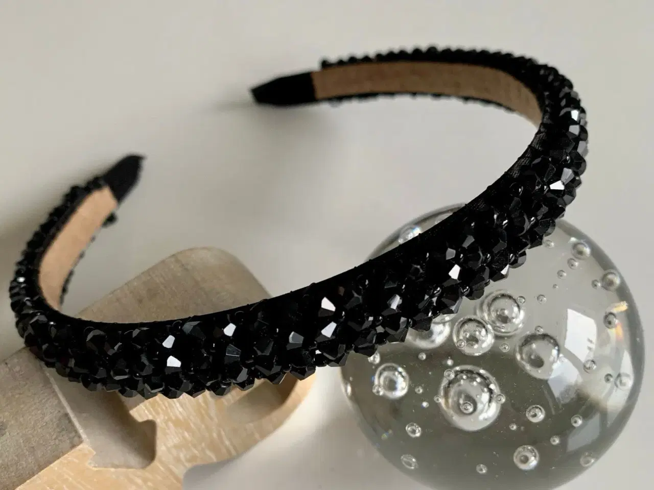 Billede 4 - Smuk sort hårbøjle med shiny perler i sort