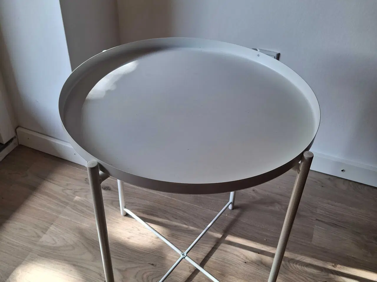 Billede 3 - Bakkebord fra ikea 