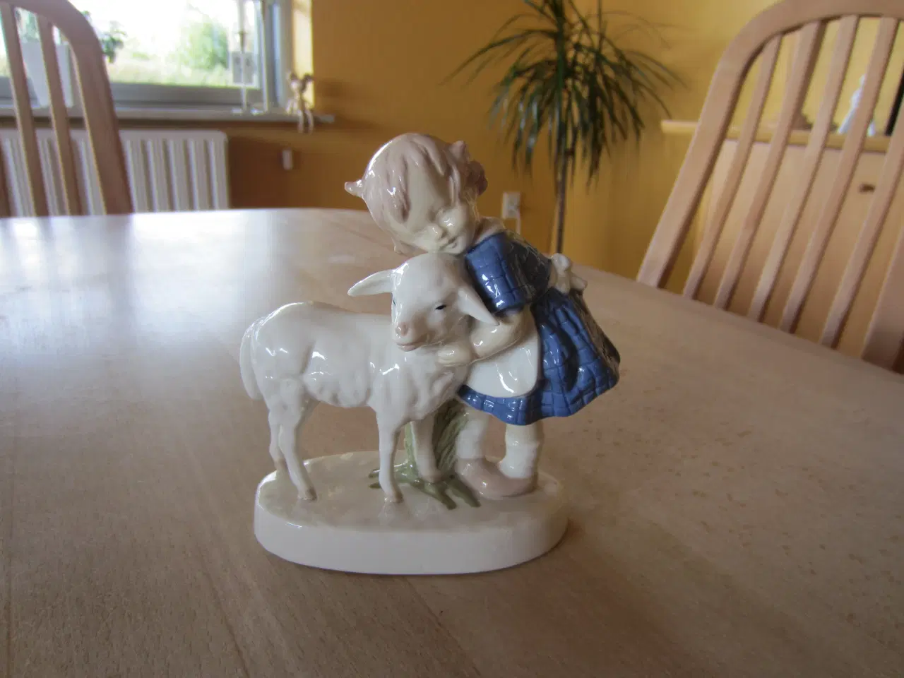 Billede 1 - Porcelænsfigur med pige og lille lam