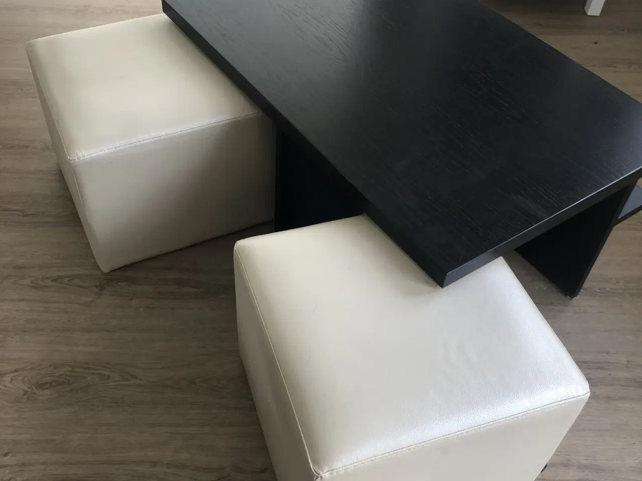 Billede 2 - Sofabord - inkl. skamler