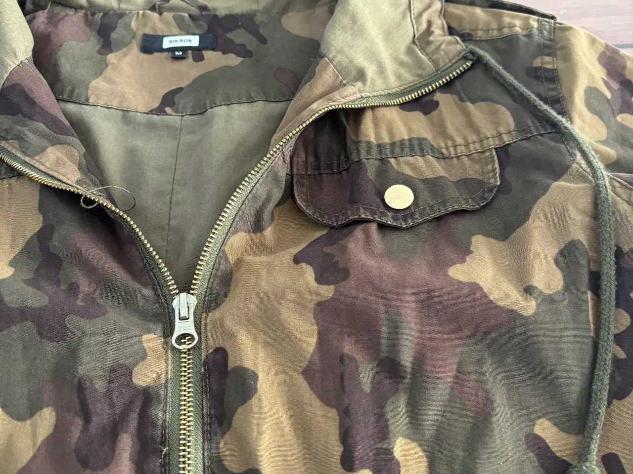 Billede 3 - Jakke camouflage str m (stor i str)