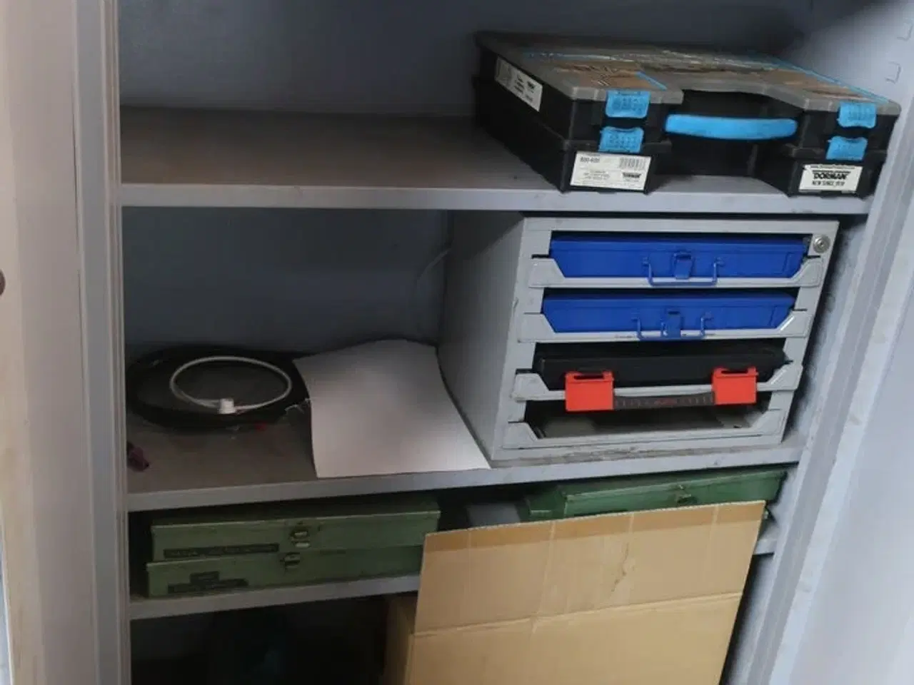 Billede 2 - Kemiskab med indhold