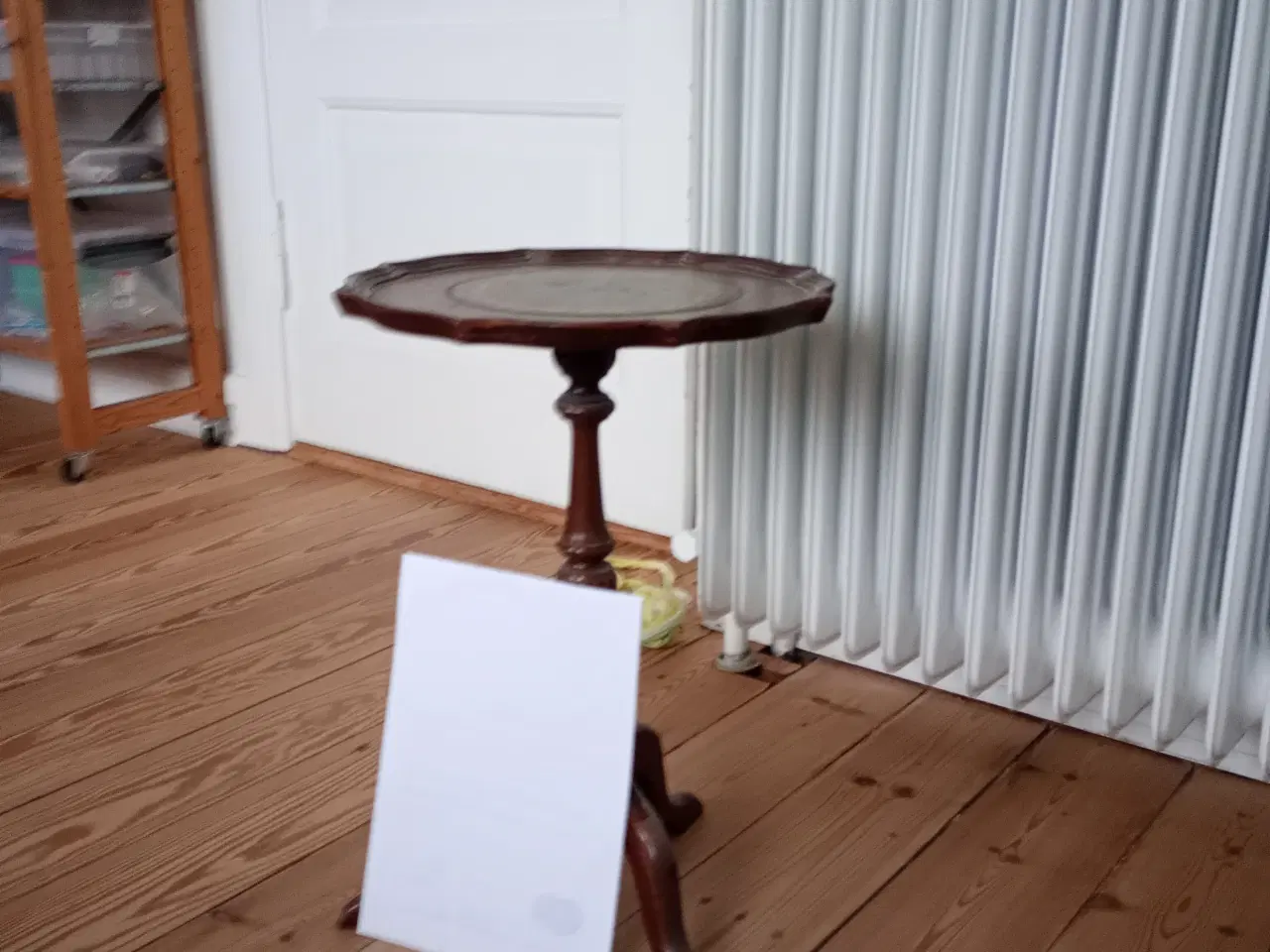 Billede 3 - Fint lille bord med læder isat på pladen