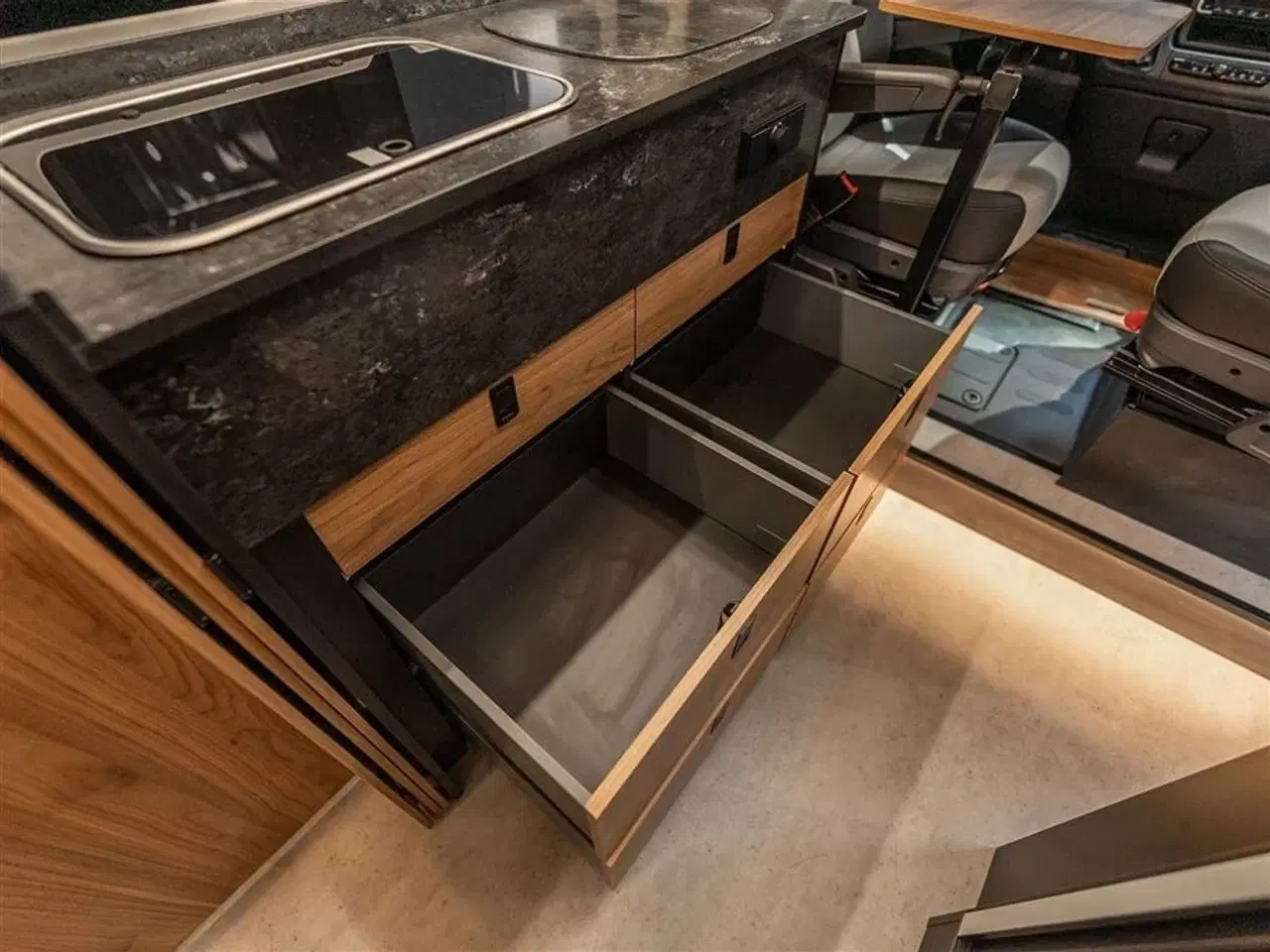 Billede 12 - 2026 - FURGOK   LUKSUS VAN MED LOUNGE OG MEGET PLADS