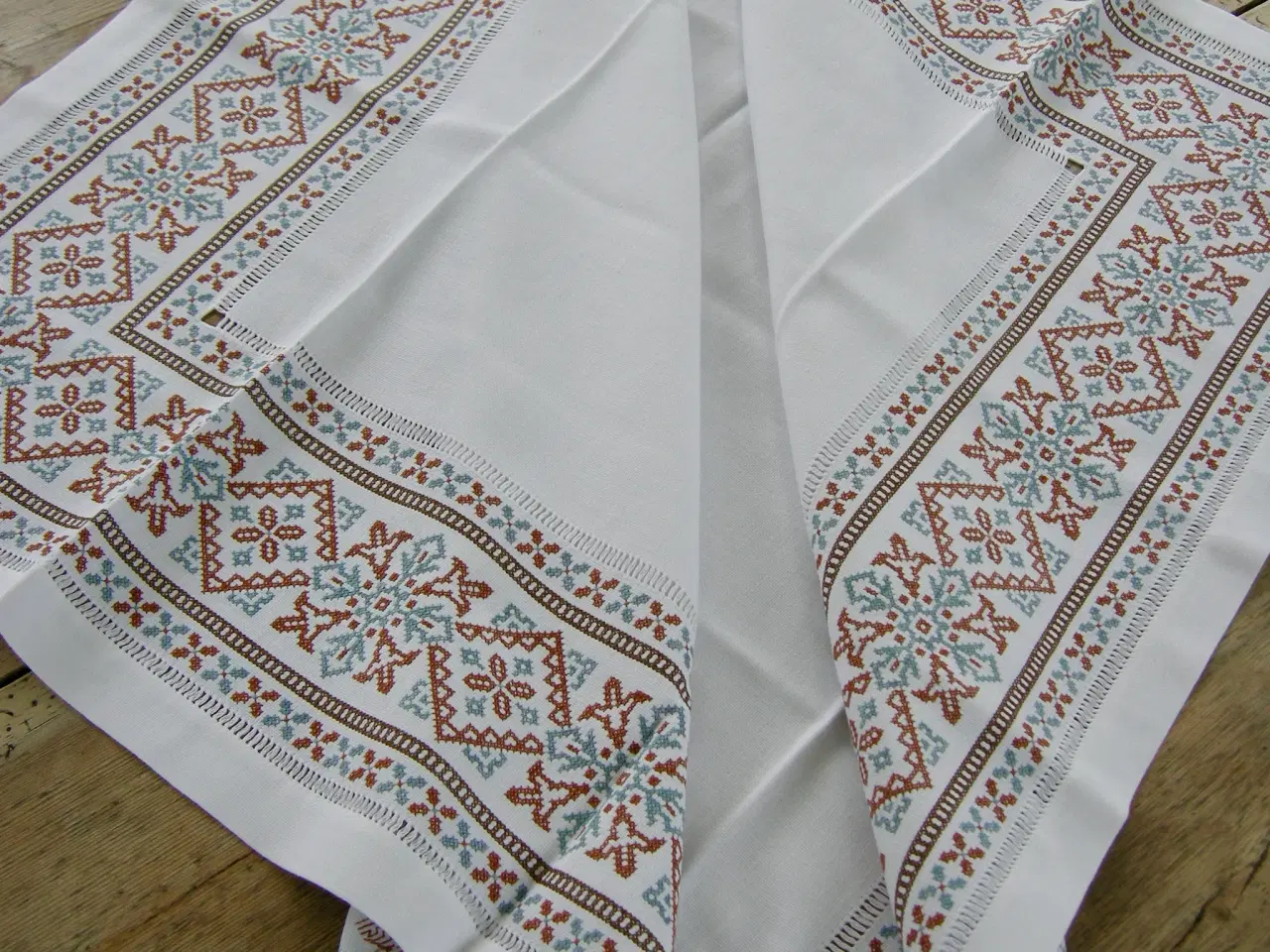 Billede 9 - Broderet dug, Korsstingsbroderi, Håndbroderet dug