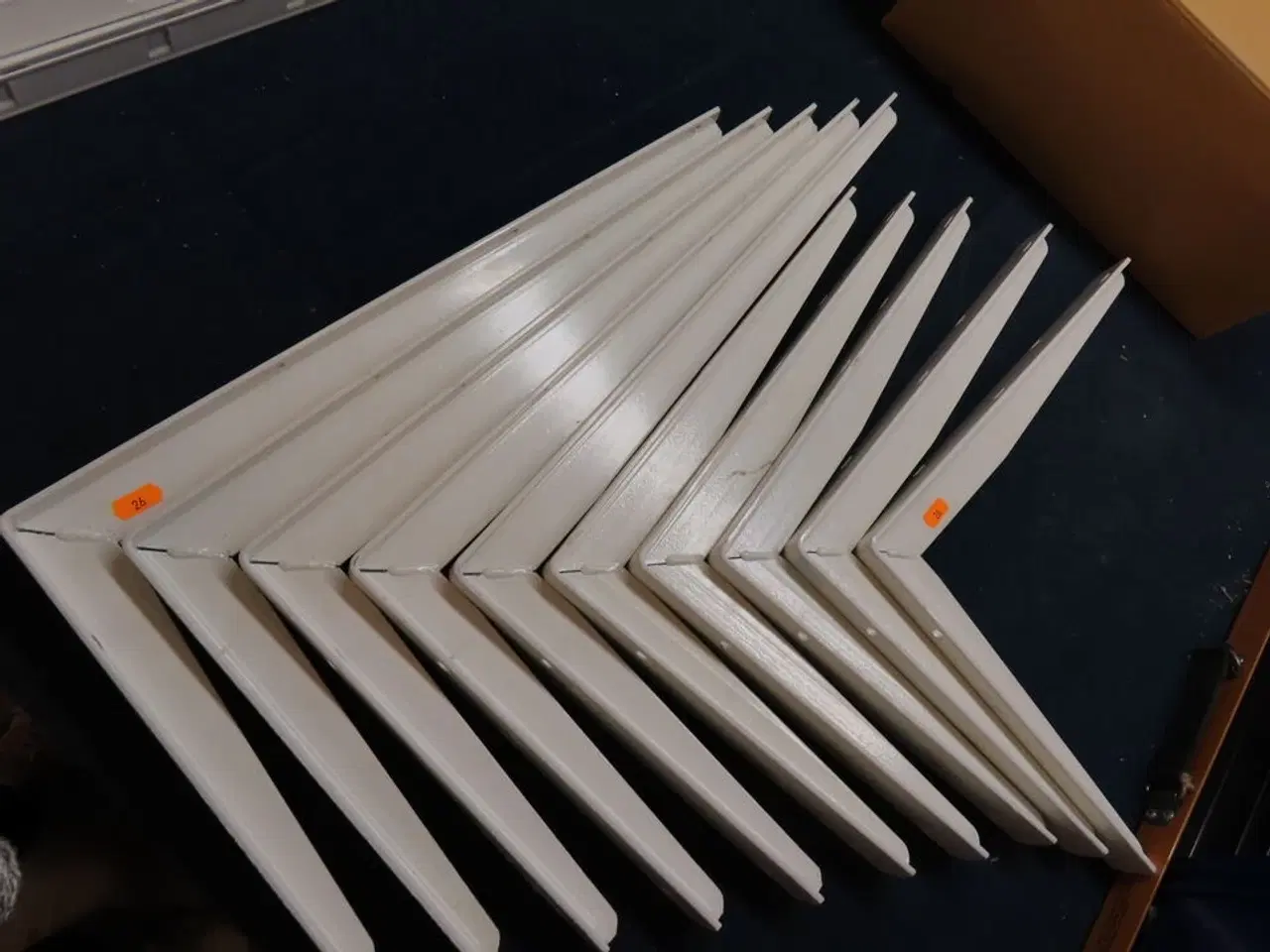 Billede 1 - 10 stk. Hyldeknægte samt kasse med hyldeknægte