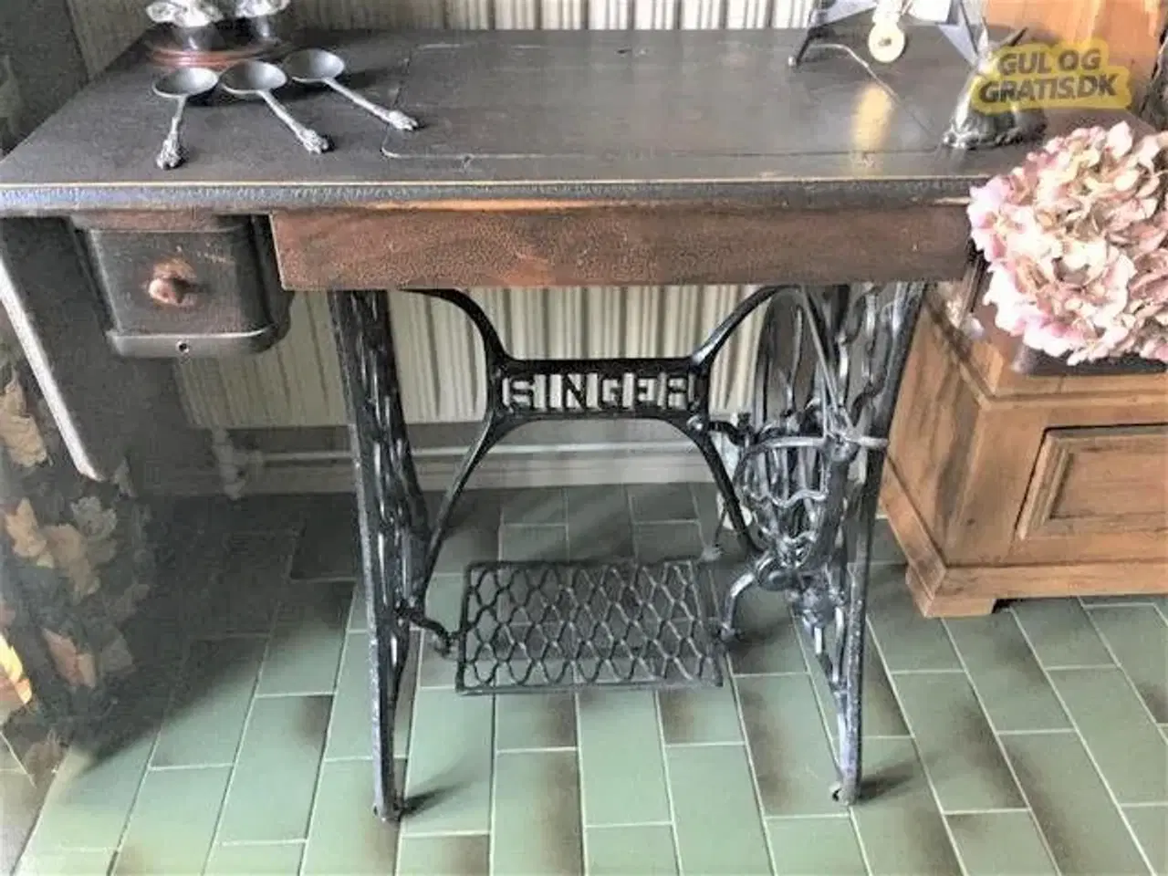 Billede 2 - NEDSAT: Charmerende gammelt SINGER symaskinebord