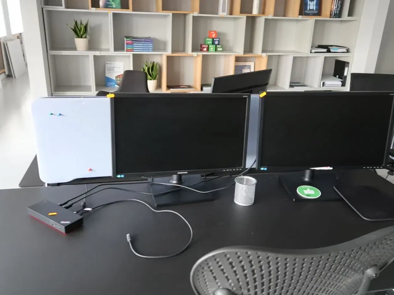 Billede 1 - 2 stk. computerskærme SAMSUNG S24E450D, dockingstation LENOVO ThinkPad