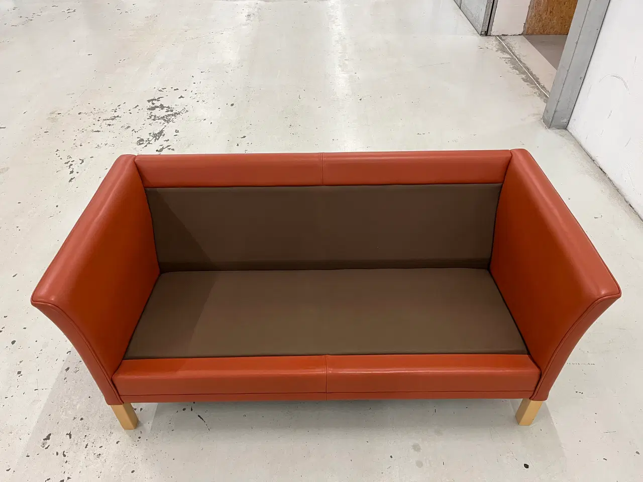 Billede 13 - Mogens Hansen MH2225 3+2 MH80 stol i cognac læder.