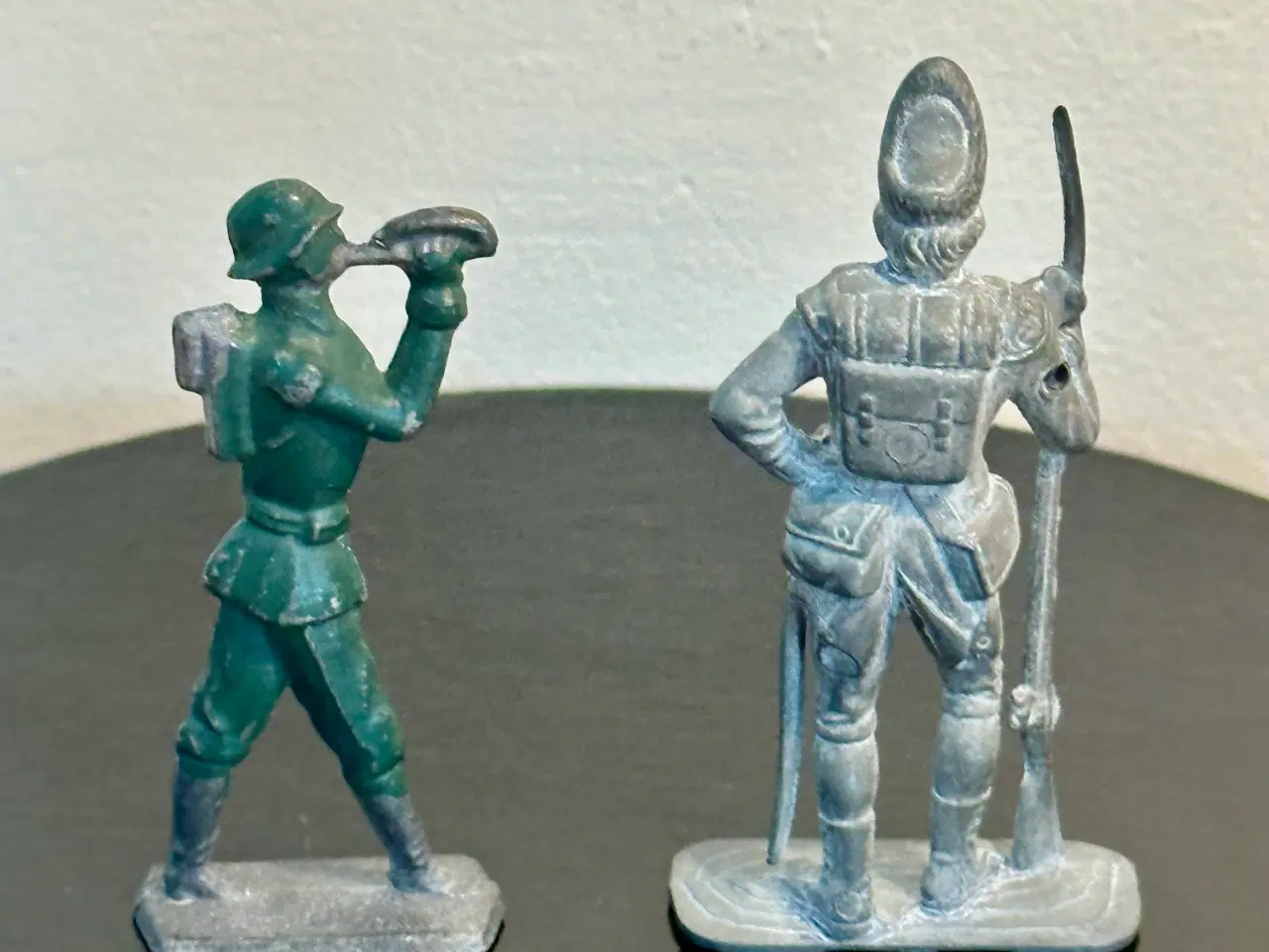 Billede 2 - To ældre soldatfigurer af tin sælges.