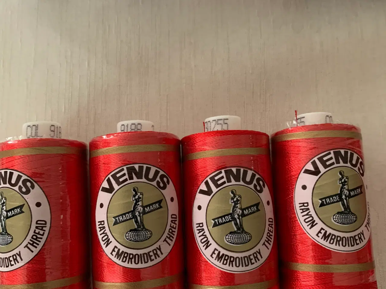 Billede 2 - Tråd til maskinbroderi 96 spoler