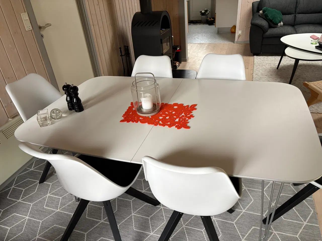 Billede 2 - Hvidt laminat bord incl 6 stolw
