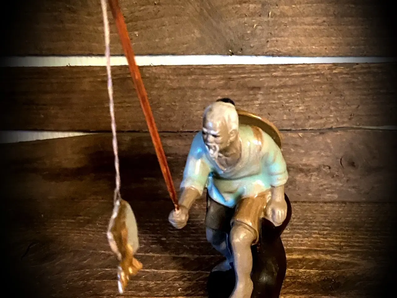 Billede 1 - * Japansk keramikfigur; Gammel fisker (10 cm)