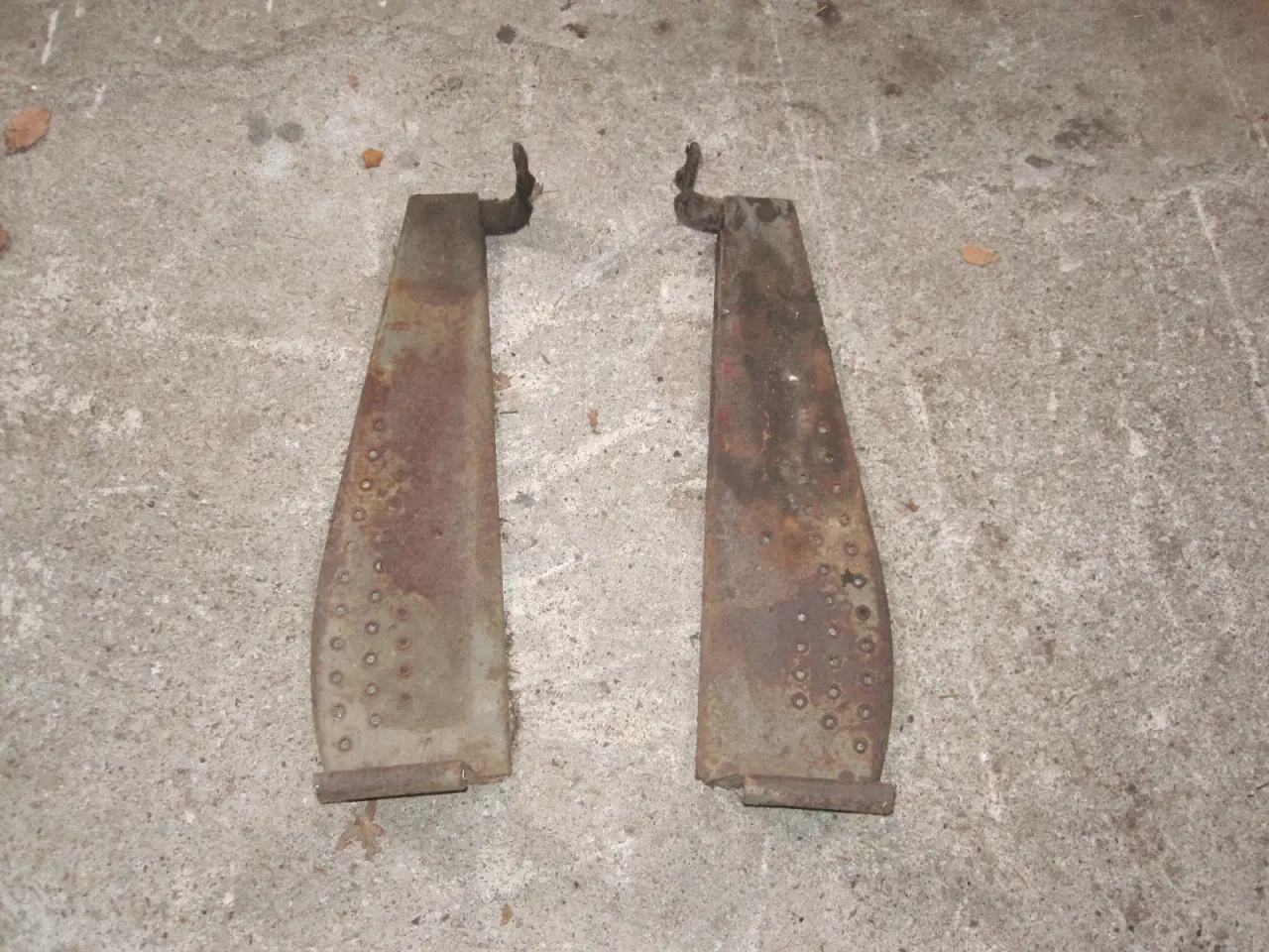 Billede 1 - 2 stk. trinbrætter til Ferguson