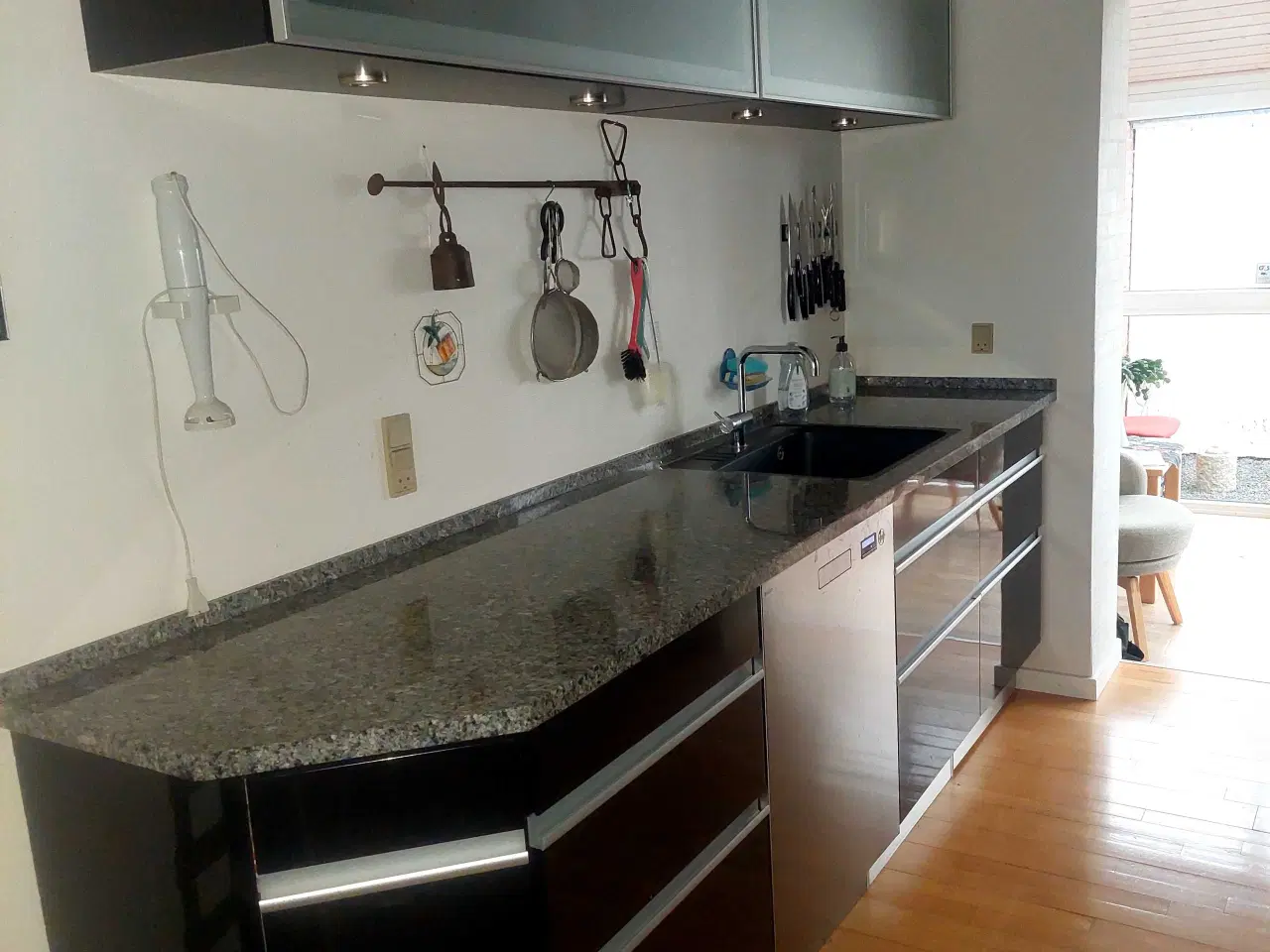 Billede 6 - Tviskøkken i sort højglans