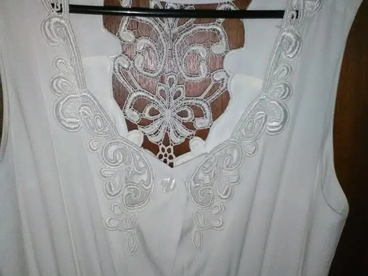 Billede 2 - Hvid kjole med blonder,bredt strutskørt/Medium