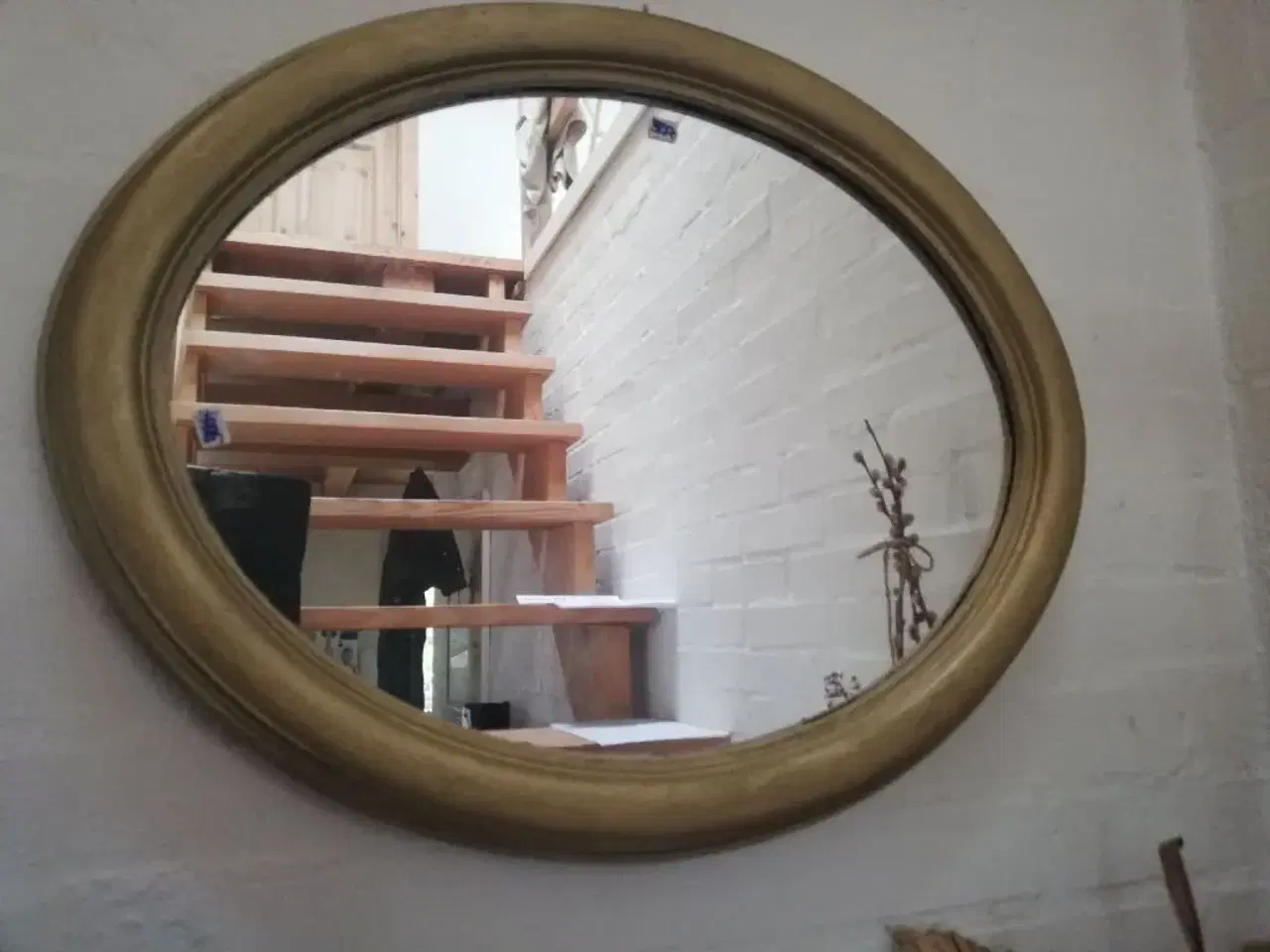 Billede 3 - Oval spejl med træramme guldfarvet