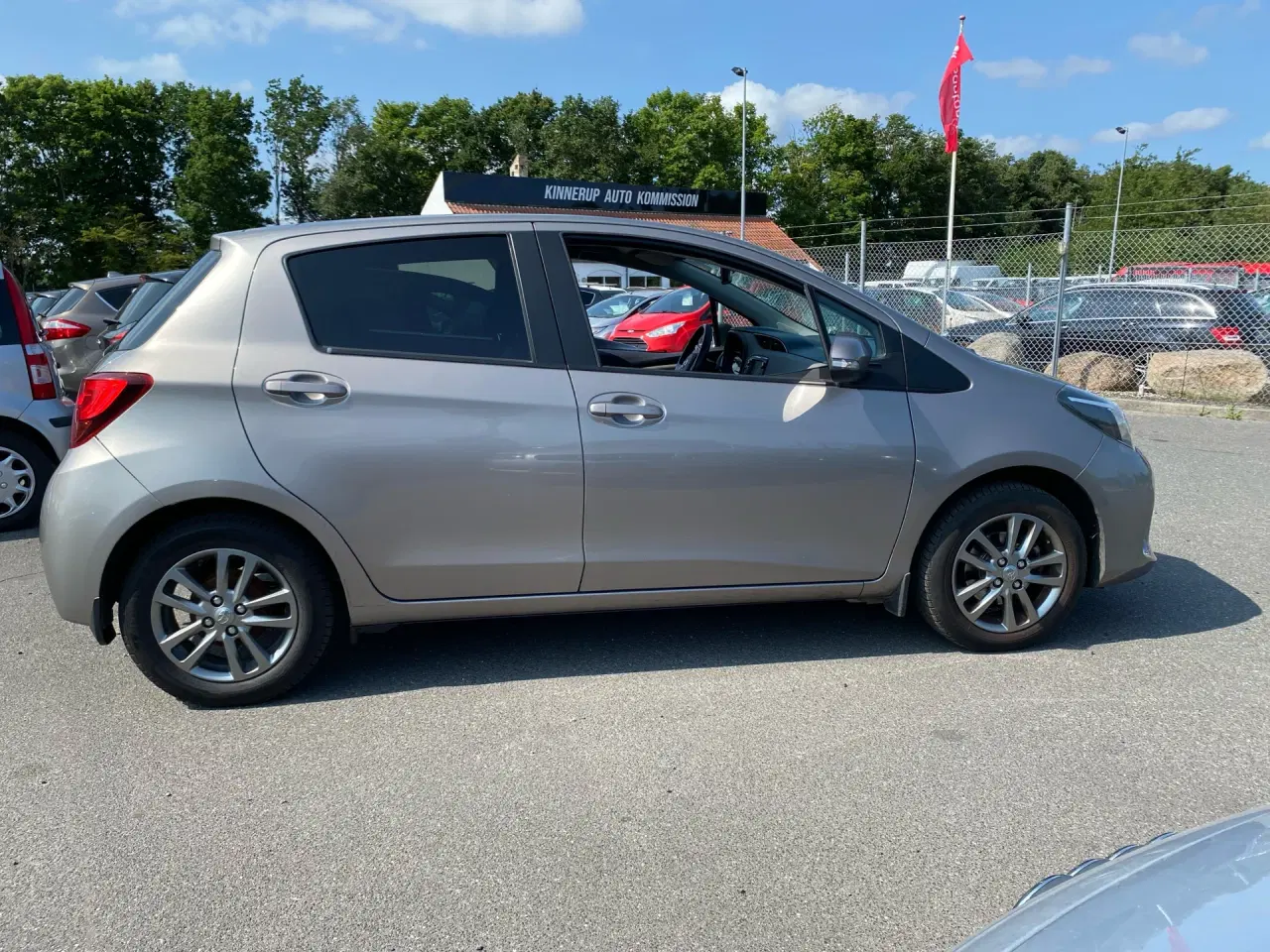Billede 5 - Toyota Yaris 1,3 VVT-I T2 Komfortpakke Sportspakke 100HK 5d 6g