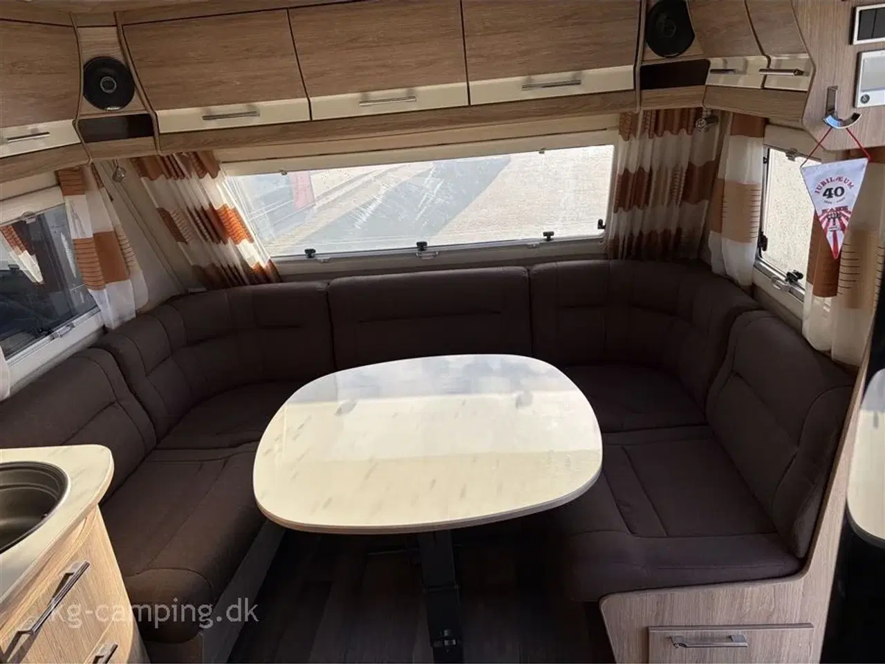 Billede 11 - 2016 - Kabe Classic 560 GLE KS Vintervogn med køjer og stor siddegruppe i front.