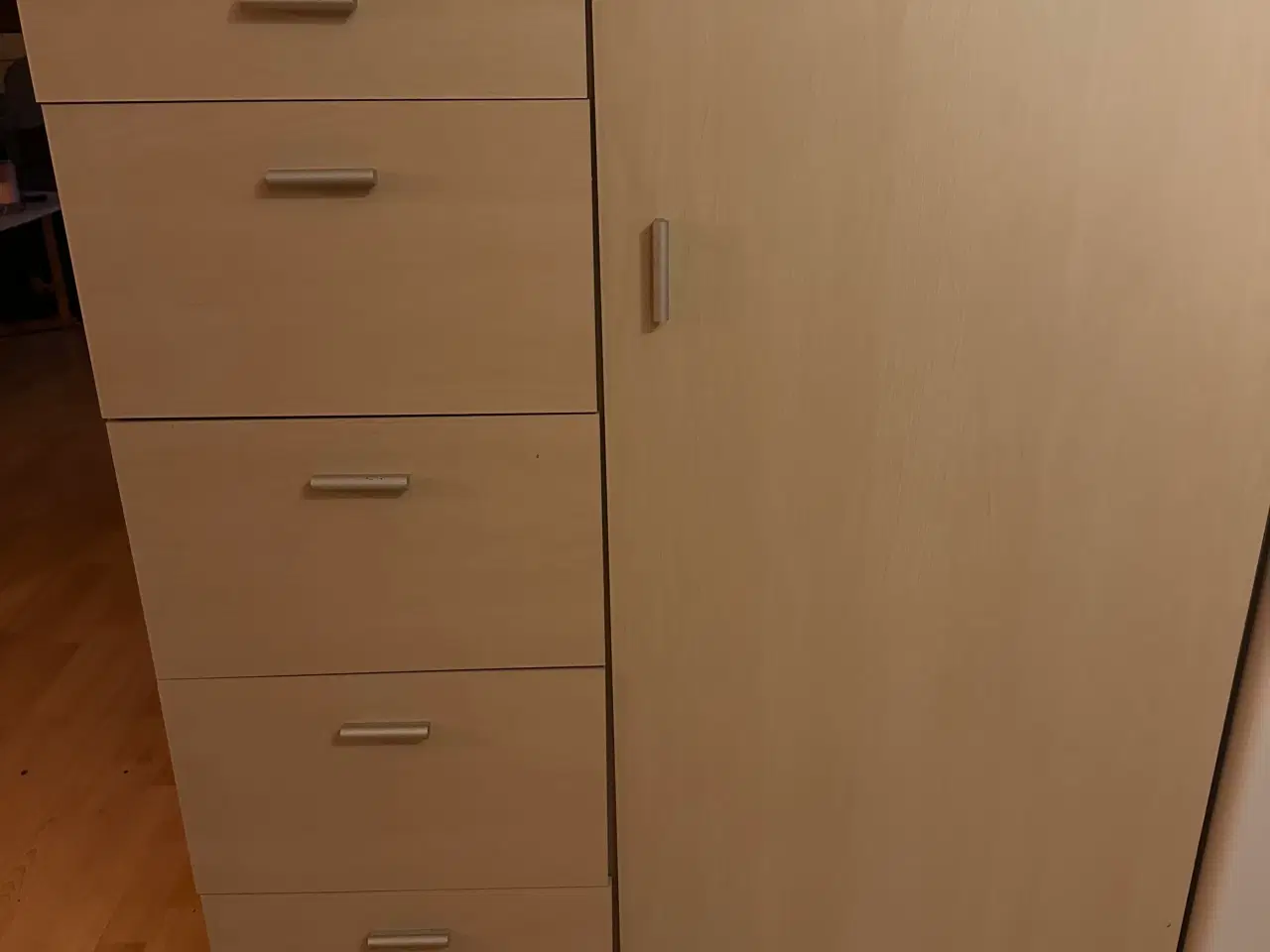 Billede 1 - Klædeskab ( evt. børn) 