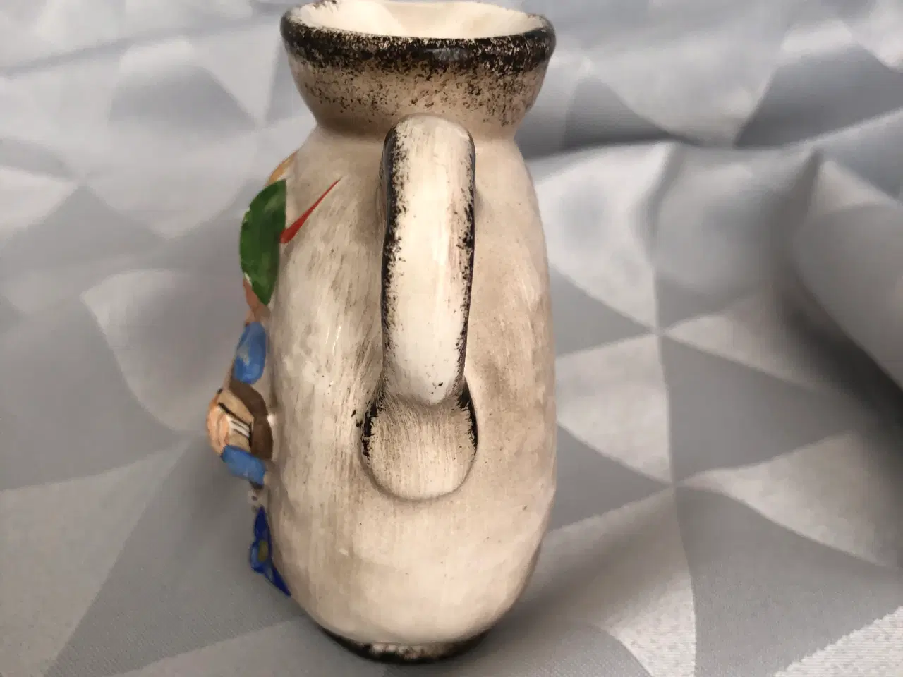 Billede 7 - Lille vase/kande i keramik med motiv 
