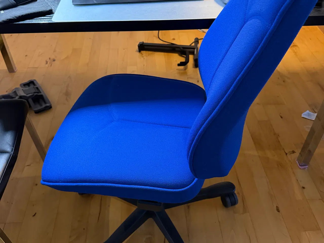 Billede 4 - Flot blå kontorstol - som ny! Skal væk senest 14/1