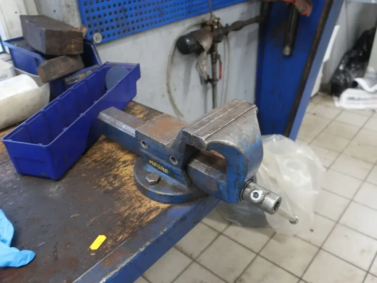 Billede 4 - Arbejdsbord med indhold